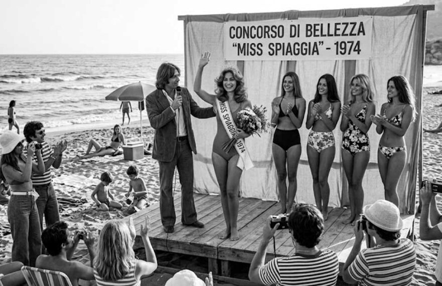 Fotografia d'epoca in bianco e nero con le concorrenti del concorso Miss Spiaggia 1974 sulla sabbia