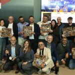Foto di gruppo dei vincitori del concorso Best Beach 2026 con i trofei alla fiera InOut di Rimini