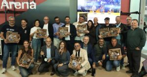 Foto di gruppo dei vincitori del concorso Best Beach 2026 con i trofei alla fiera InOut di Rimini