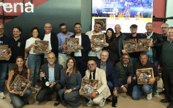 Foto di gruppo dei vincitori del concorso Best Beach 2026 con i trofei alla fiera InOut di Rimini