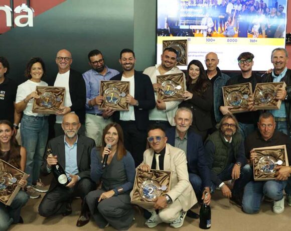 Foto di gruppo dei vincitori del concorso Best Beach 2026 con i trofei alla fiera InOut di Rimini