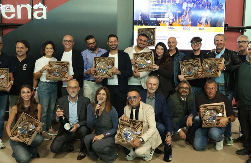 Foto di gruppo dei vincitori del concorso Best Beach 2026 con i trofei alla fiera InOut di Rimini