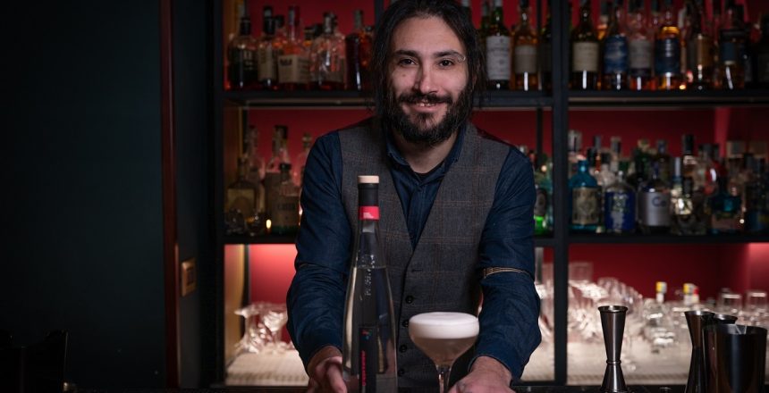 Joe Marzovilla, proprietario e bartender del ParlaPiano Bistrot di Mola di Bari, davanti al suo drink "Italian Club" (foto di Berenice Verga)