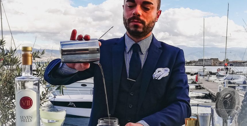 Il bartender Christian Costantino mentre prepara il Negroni No-Age (foto di Berenice Verga)